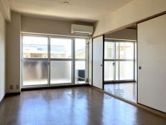 奥行きのあるリビングは、家具のレイアウトがしやすく自分好みの空間を作り込めます。日当たりが良いため、日中は照明なしでも明るく過ごせるのが嬉しいポイント。風通しも良く、年中快適に過ごせます。