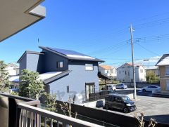 目の前に高い建物がなく、遠くまで見渡せる開放感のあるバルコニーからの景色です。心地よい風が通り抜け、お洗濯物もカラリと乾く陽当たりの良さが自慢。四季折々の空の表情を楽しみながら、リラックスして過ごせま