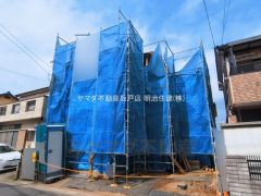 丁寧に建築を進めている、工事途中の現地風景です。基礎から組み上げられる様子を確認できるのは、この時期だけの利点。完成後の安心感につながる大切な工程を、現地にて直接公開している状態です