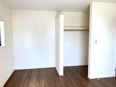 衣類やスーツケースもまるごと入るウォークインクローゼットです。お部屋に家具を置く必要がなくなるため、その分スペースを広く使えて掃除も楽になります。