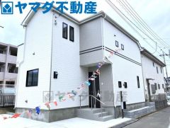 白を基調とした外壁の2階建住戸です。前面道路との高低差が少なく、ベビーカーや自転車の出し入れもスムーズに行えます。現地にて実際の陽当りや開放感をご確認ください。
