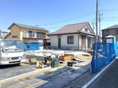 奥行きのある敷地形状を活かし、道路からの距離を保つことで防犯面での安心感も高まります。洗車や荷物の積み下ろしも周囲の交通を気にせずマイペースに行えるのが魅力。自分たちだけの専用空間を存分に活用可能です