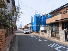 前面道路は交通量が落ち着いており、お子様との外出も安心感のある環境です。見通しが良く、お車の入庫も円滑に行える広さを確保。住宅街で、日々の移動が軽やかになる利便性を備えた立地条件が整っています