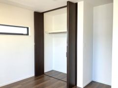 部屋を仕切る建具は落ち着いた色合いを採用しました。開け閉めがスムーズで、成長や用途に合わせて部屋の使い方を柔軟に変えられる自由度の高さが備わっています。