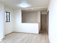 15.12畳のLDKは、南側に大きな開口部を設けています。家具の配置がしやすい形状です