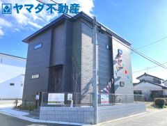 黒を基調としたモダンな外観が住宅街で存在感を放ちます。角地の開放的な立地を活かしており、周囲の視線を気にせず太陽の光を室内にたっぷりと取り込める構造です。